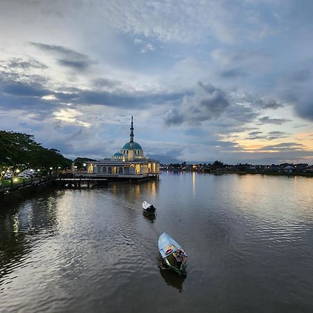 Riverbank Suites Kuching Waterfront المظهر الخارجي الصورة