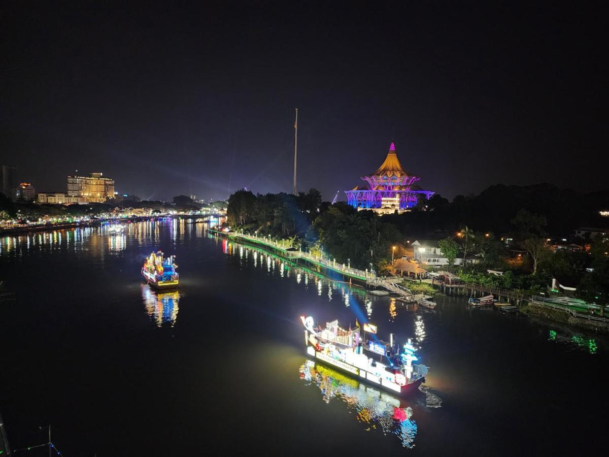 Riverbank Suites Kuching Waterfront المظهر الخارجي الصورة