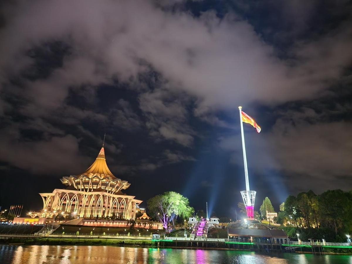 Riverbank Suites Kuching Waterfront المظهر الخارجي الصورة