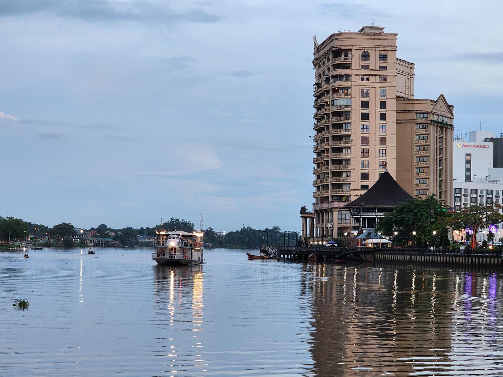Riverbank Suites Kuching Waterfront المظهر الخارجي الصورة