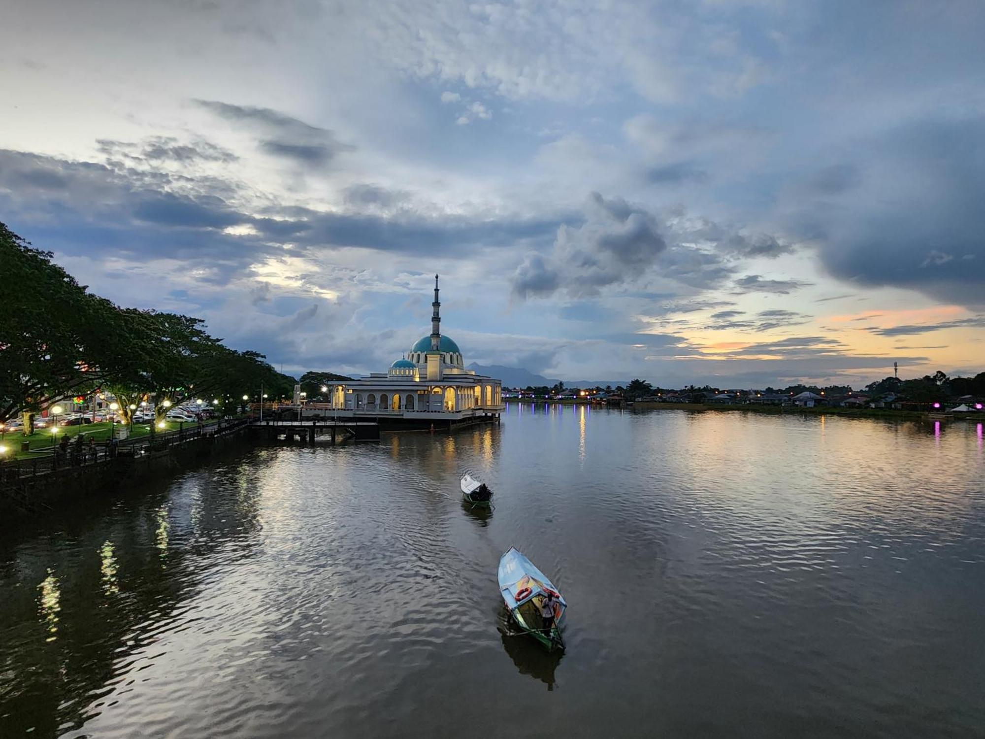 Riverbank Suites Kuching Waterfront المظهر الخارجي الصورة